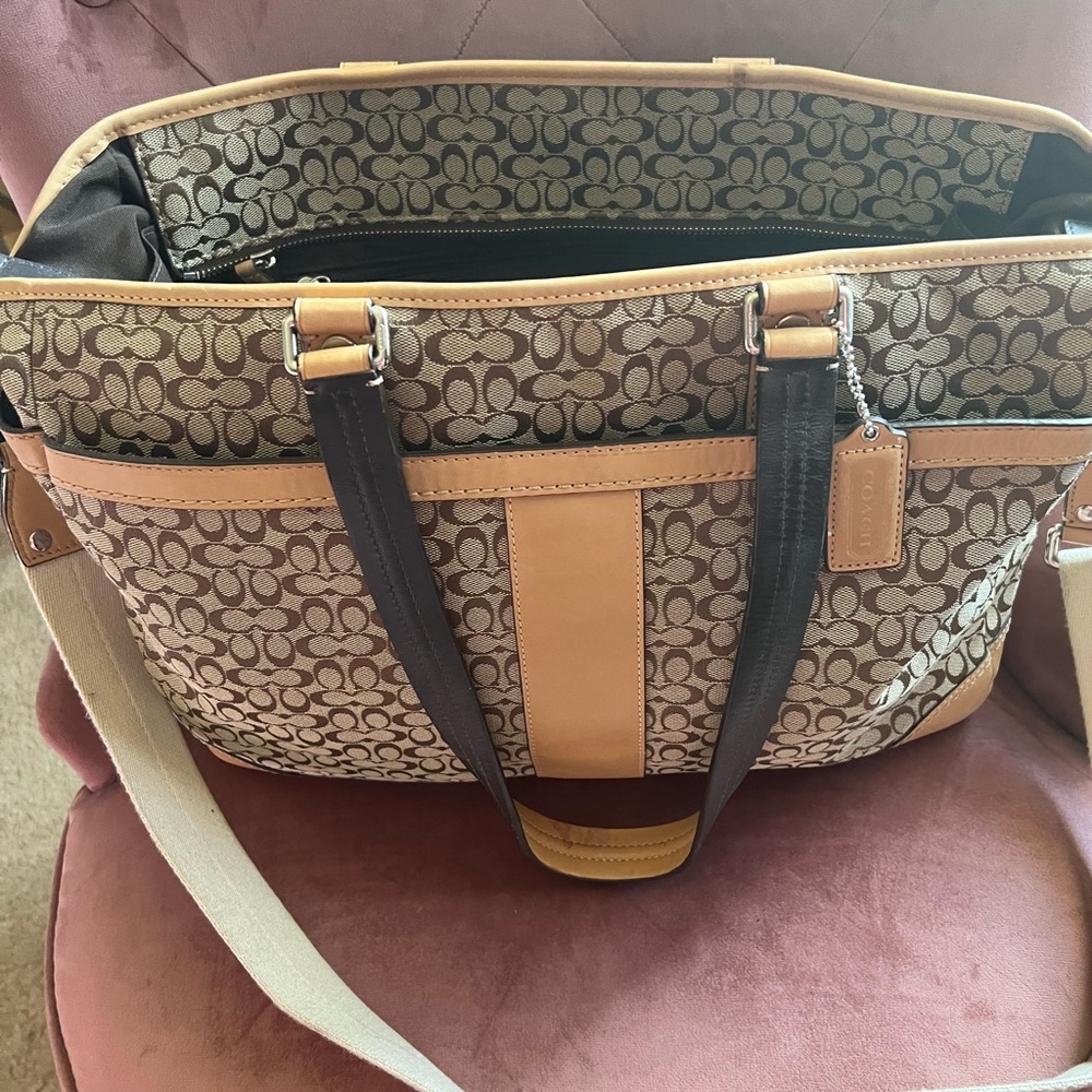 Authentic signature Coach bag/diaper bag/work bag. Great condition!!